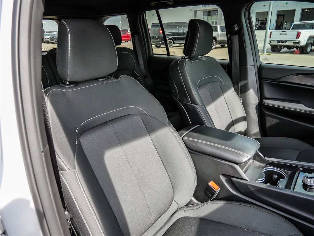 Used 2025 Jeep Grand Cherokee Laredo w/ Luxury Tech Group I image 15