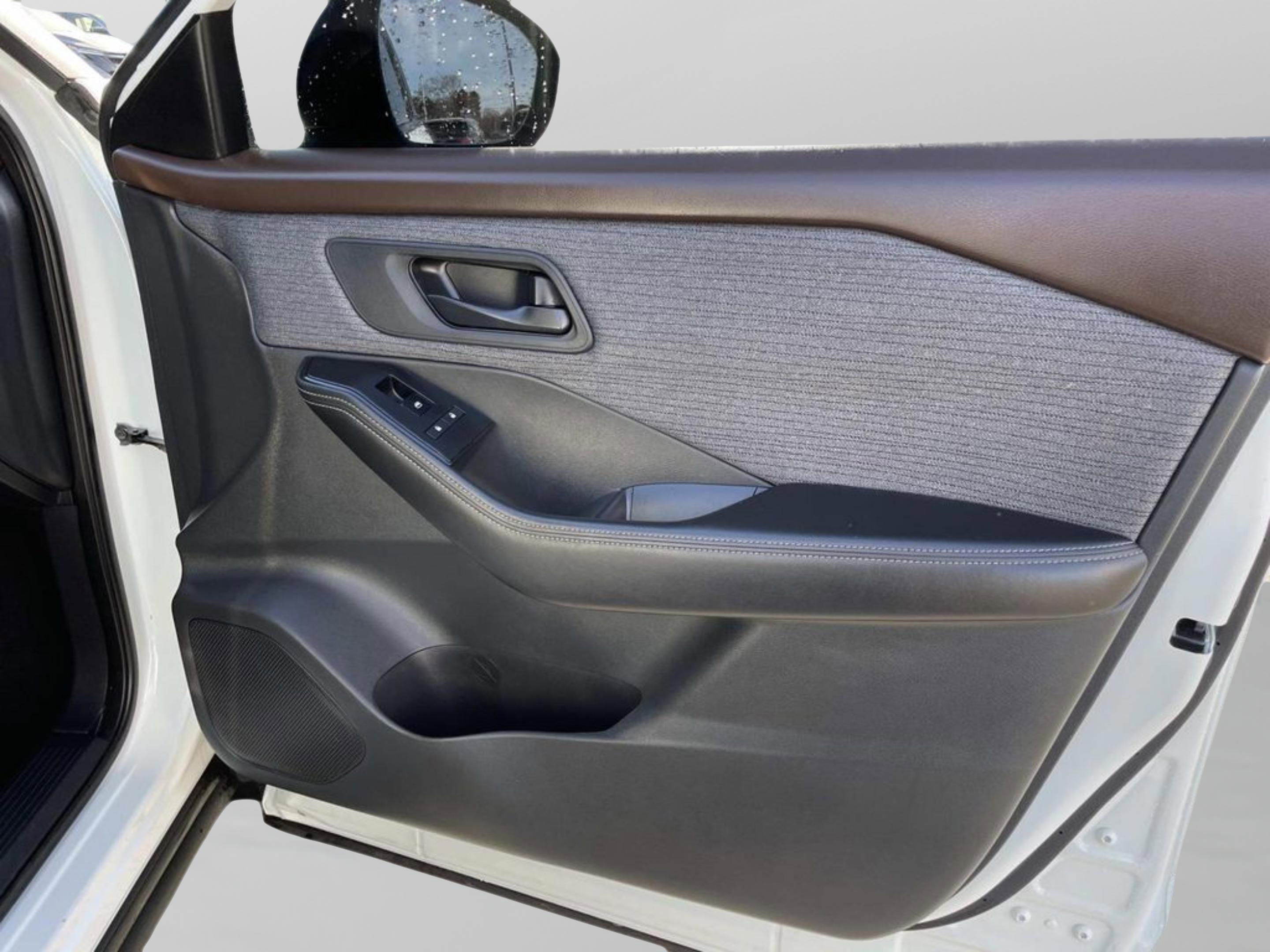 Used 2022 Nissan Rogue S image 15