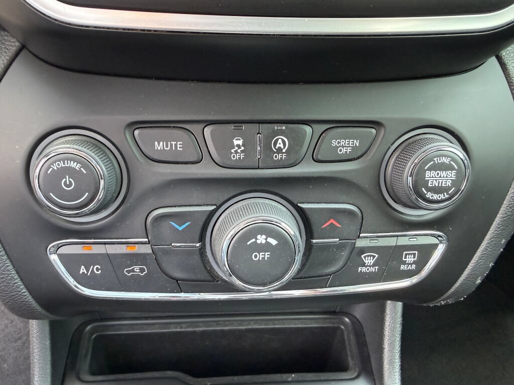 Used 2019 Jeep Cherokee Latitude Plus FWD image 25