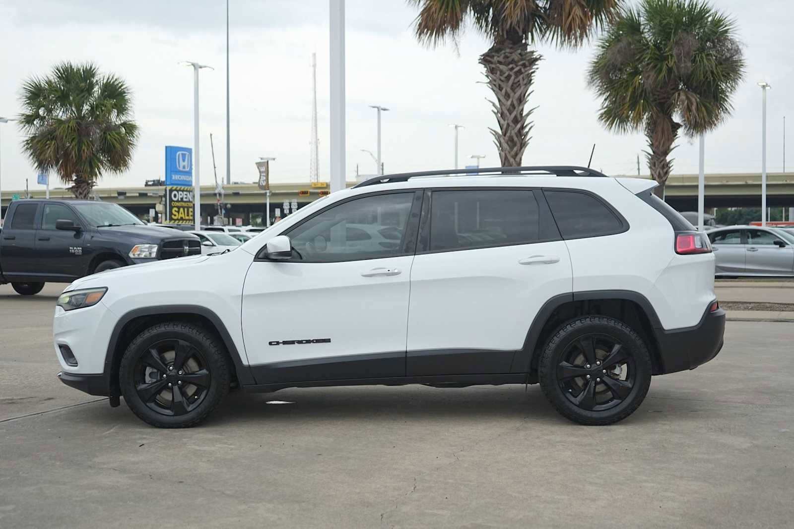 Used 2021 Jeep Cherokee Latitude Plus FWD image 3