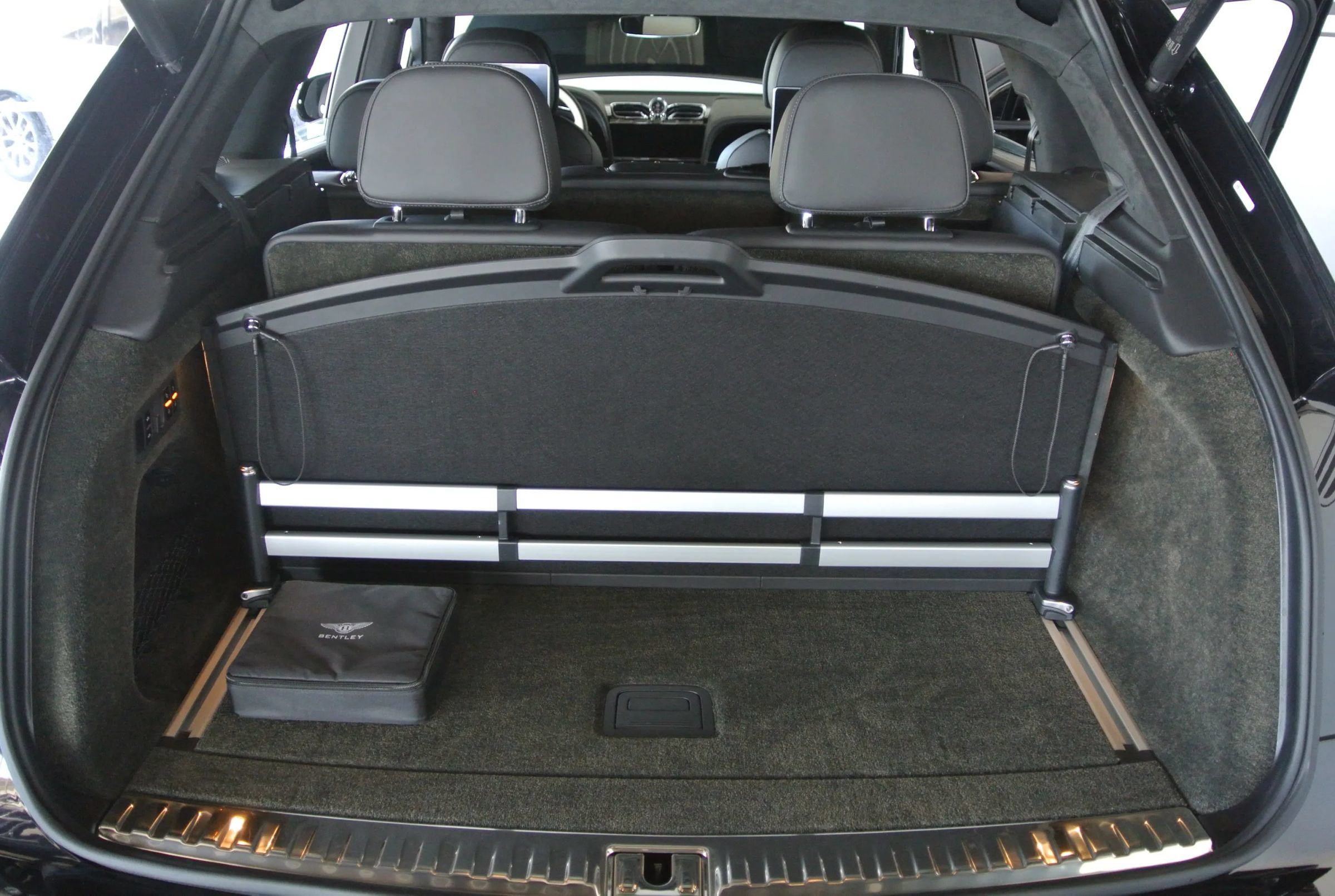 Used 2023 Bentley Bentayga AWD/4WD image 29