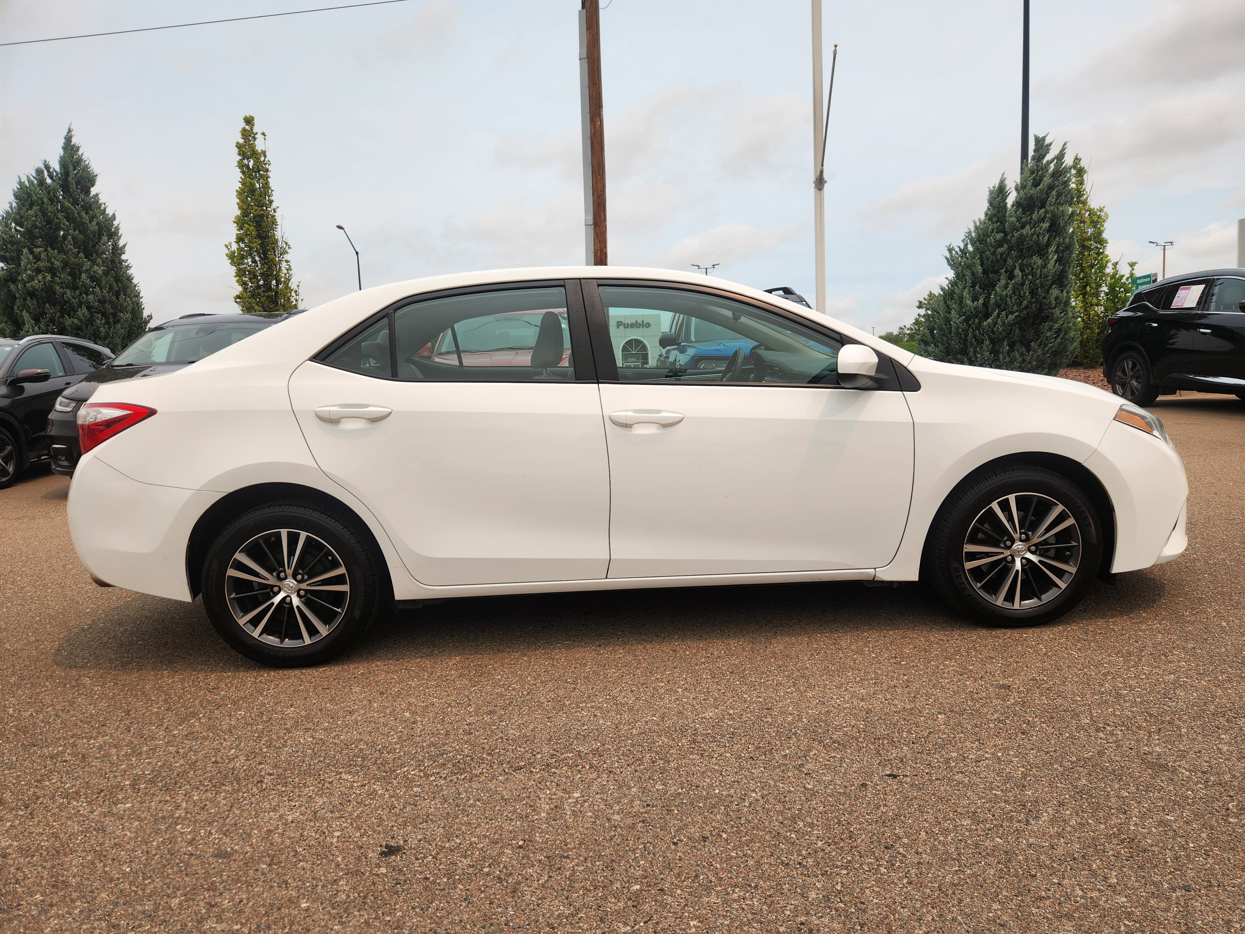 Used 2016 Toyota Corolla LE FWD image 2