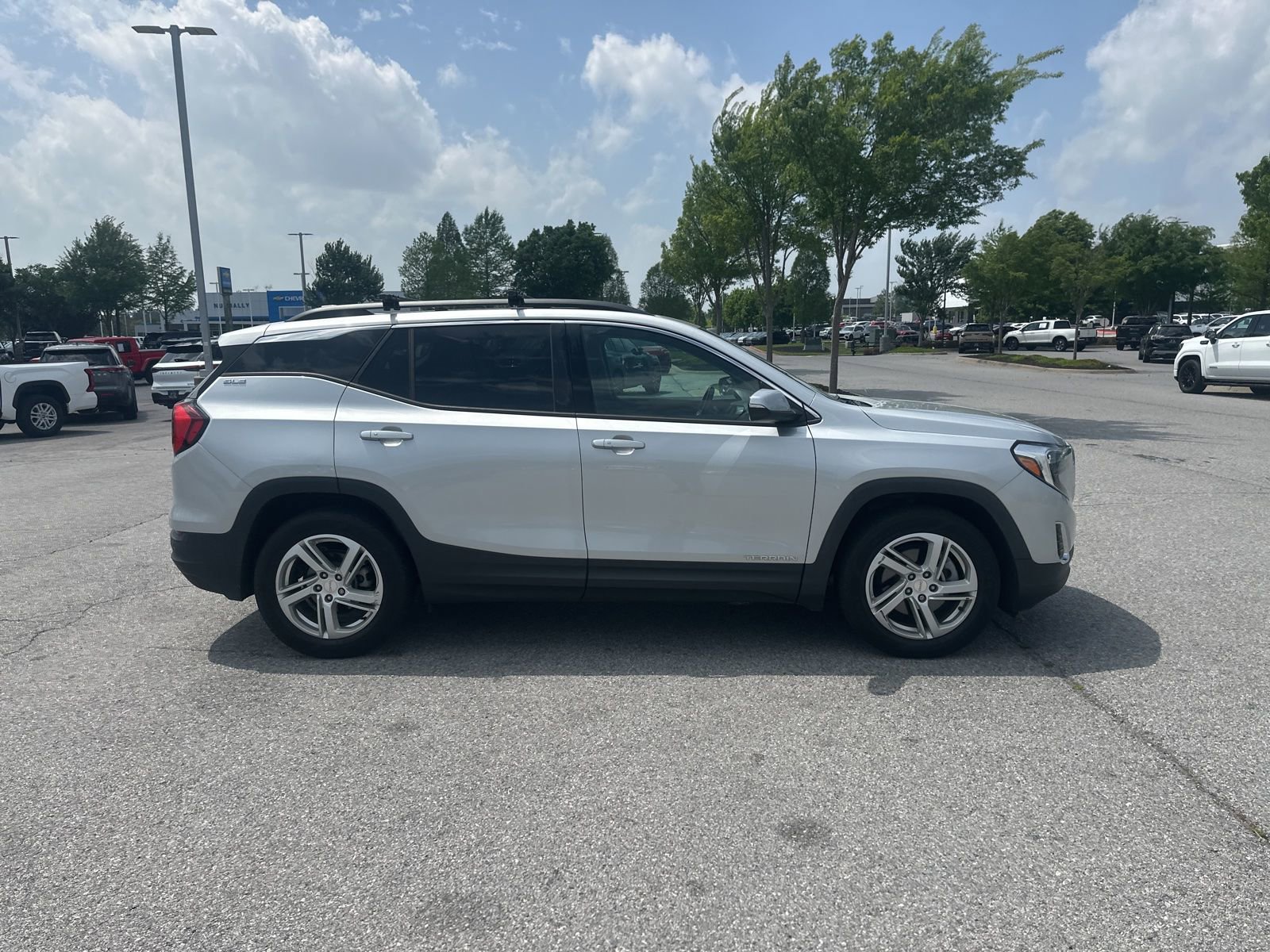 Used 2018 GMC Terrain SLE w/ Driver Convenience Package FWD image 4