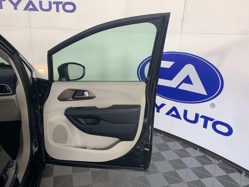 Used 2023 Chrysler Voyager LX FWD image 34
