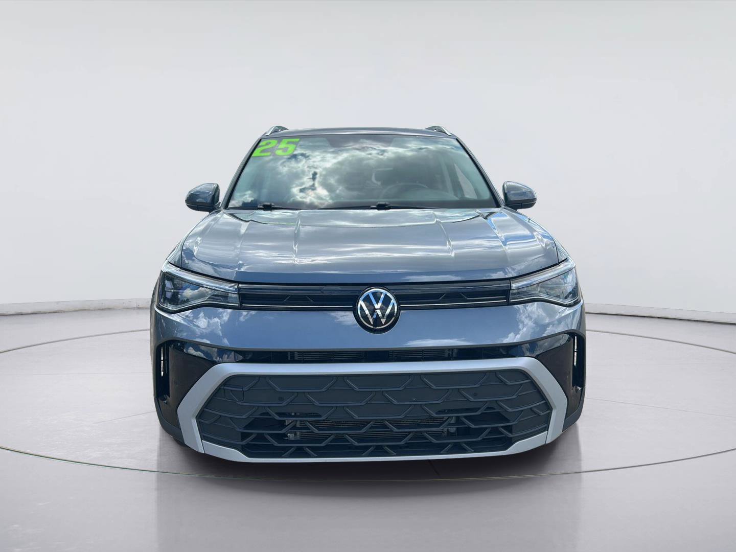 Used 2025 Volkswagen Taos SE AWD/4WD image 2