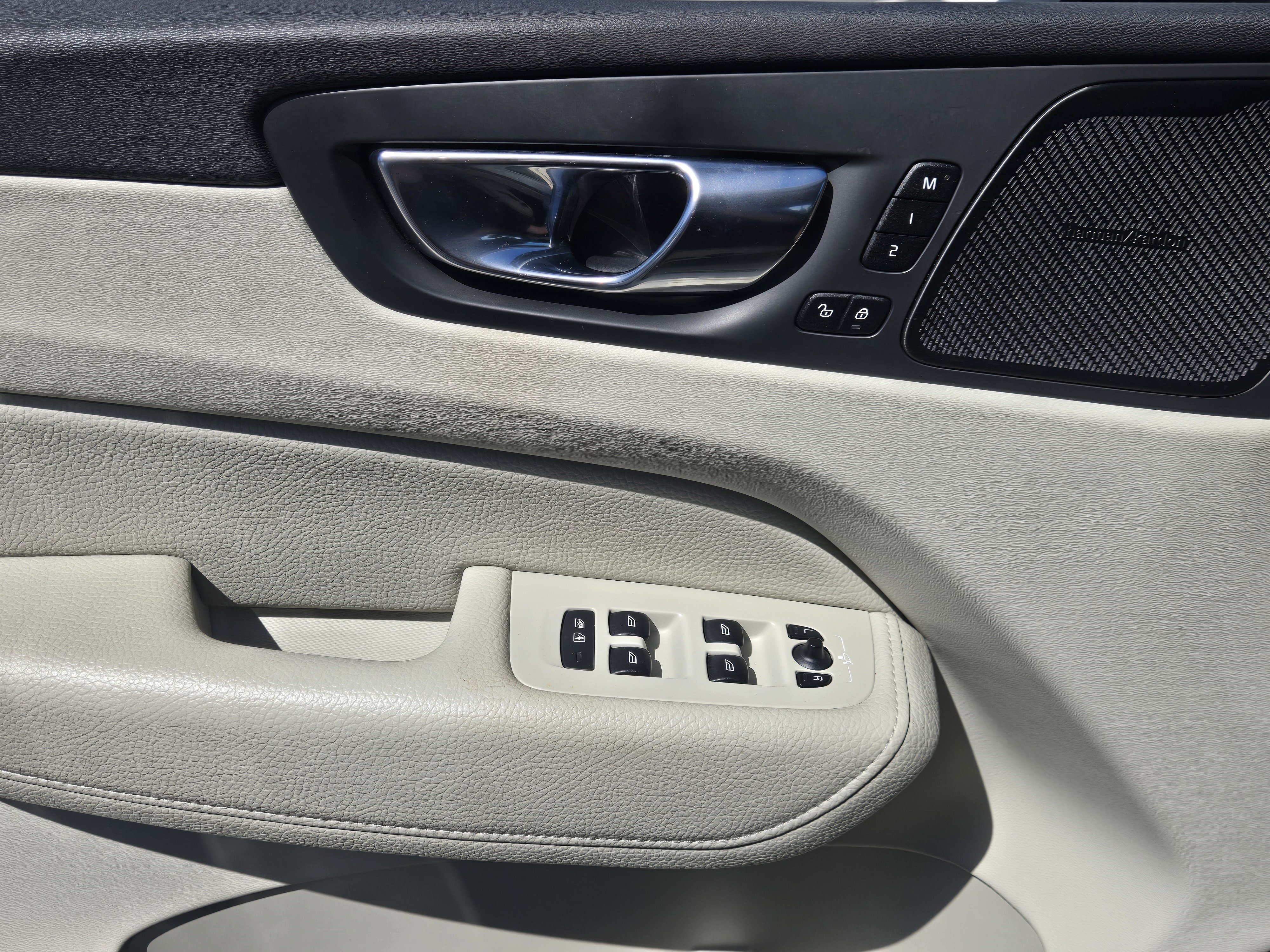 Used 2019 Volvo XC60 T5 Inscription image 12