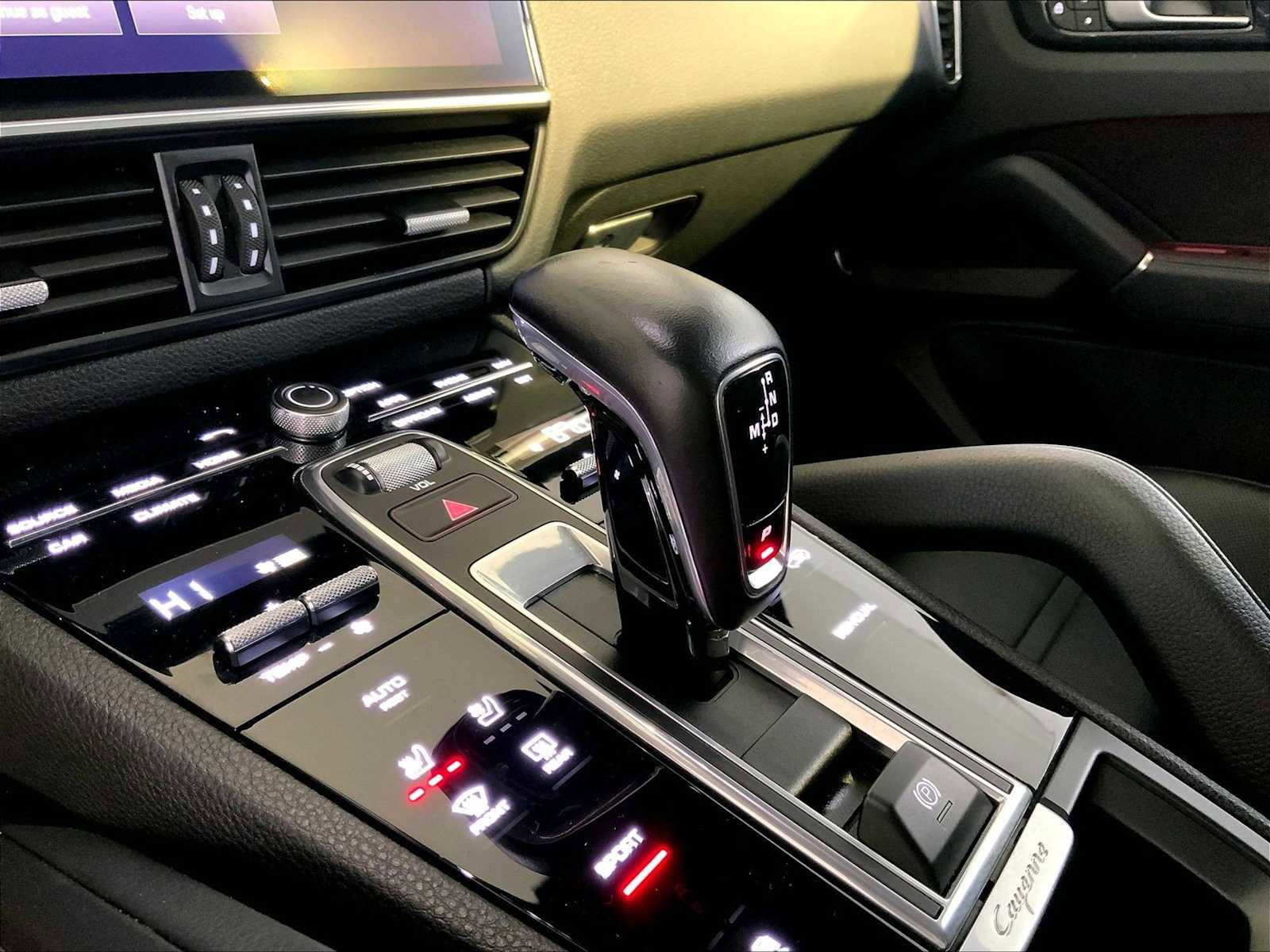 Certified 2022 Porsche Cayenne Platinum Edition image 33