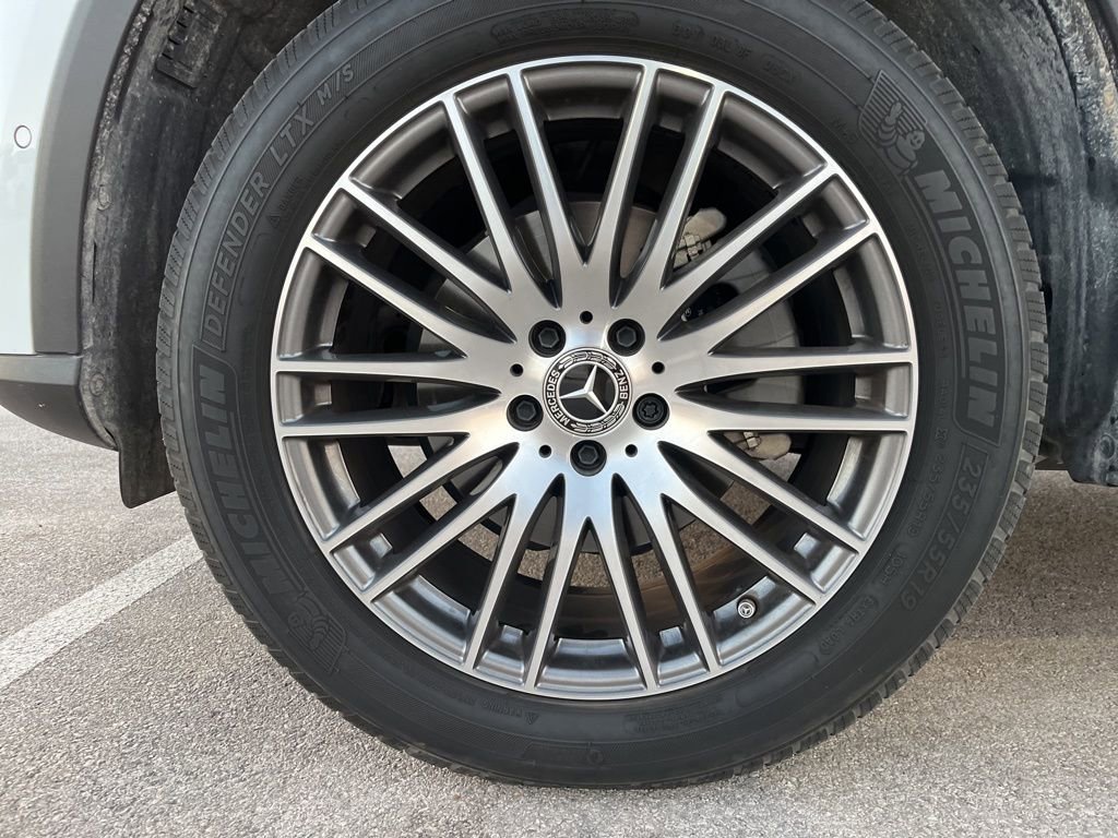 Used 2025 Mercedes-Benz GLC 300 4MATIC image 13