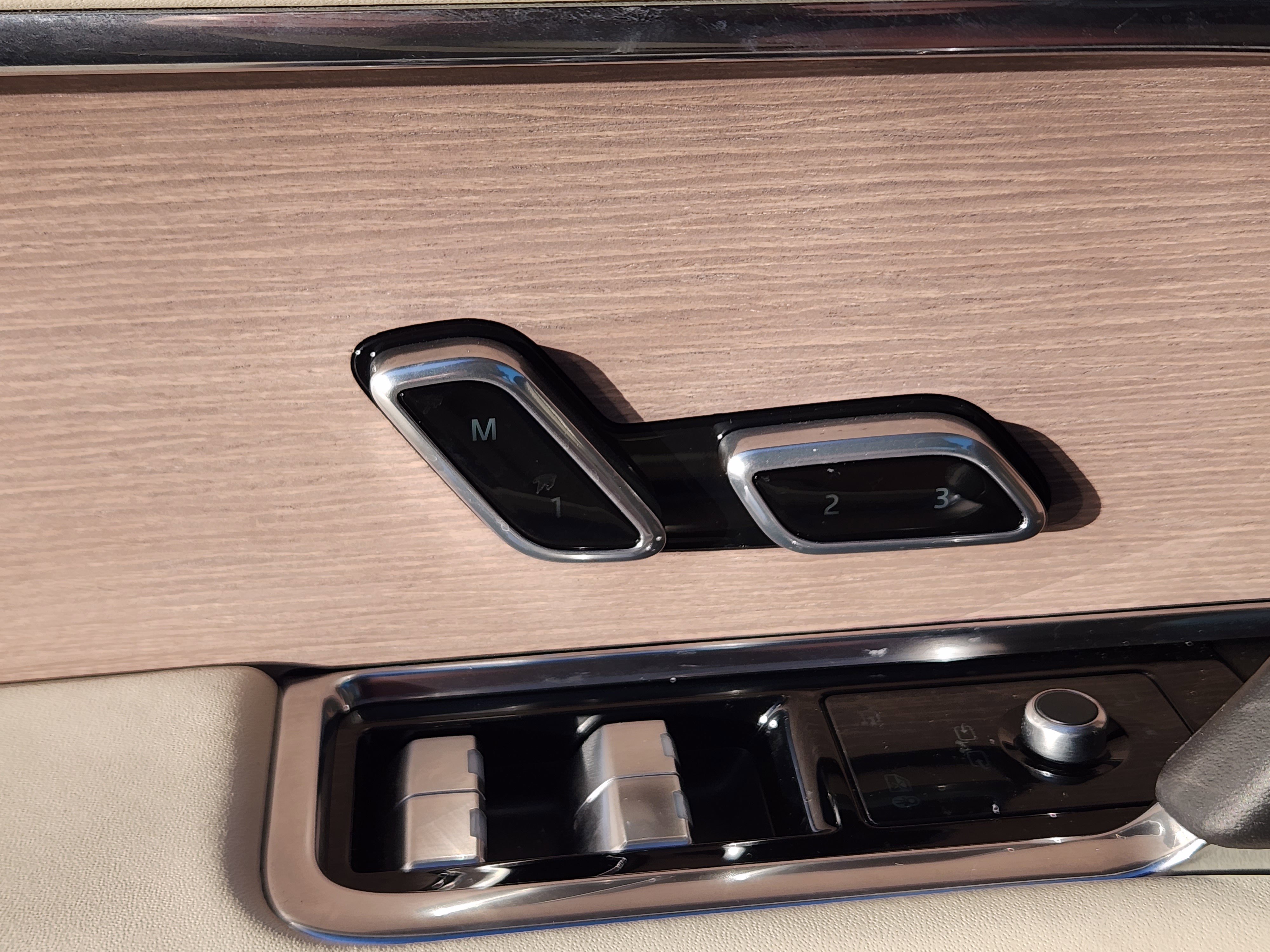 Certified 2024 Land Rover Range Rover Long Wheelbase Autobiography image 24