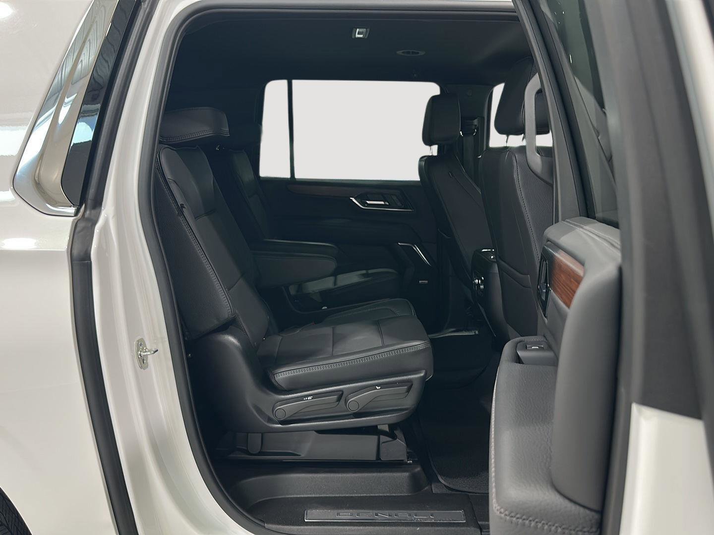 Used 2025 GMC Yukon XL Denali AWD/4WD image 24