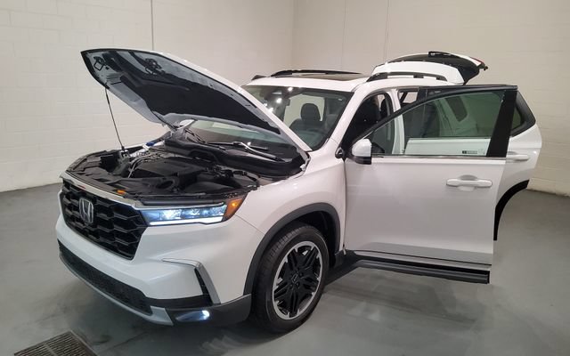 Certified 2025 Honda Pilot Touring image 10