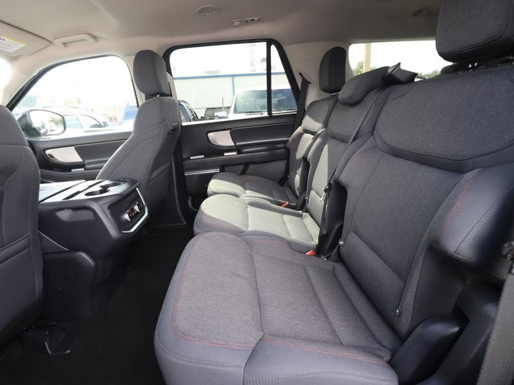 Used 2025 Ford Expedition Active RWD image 4