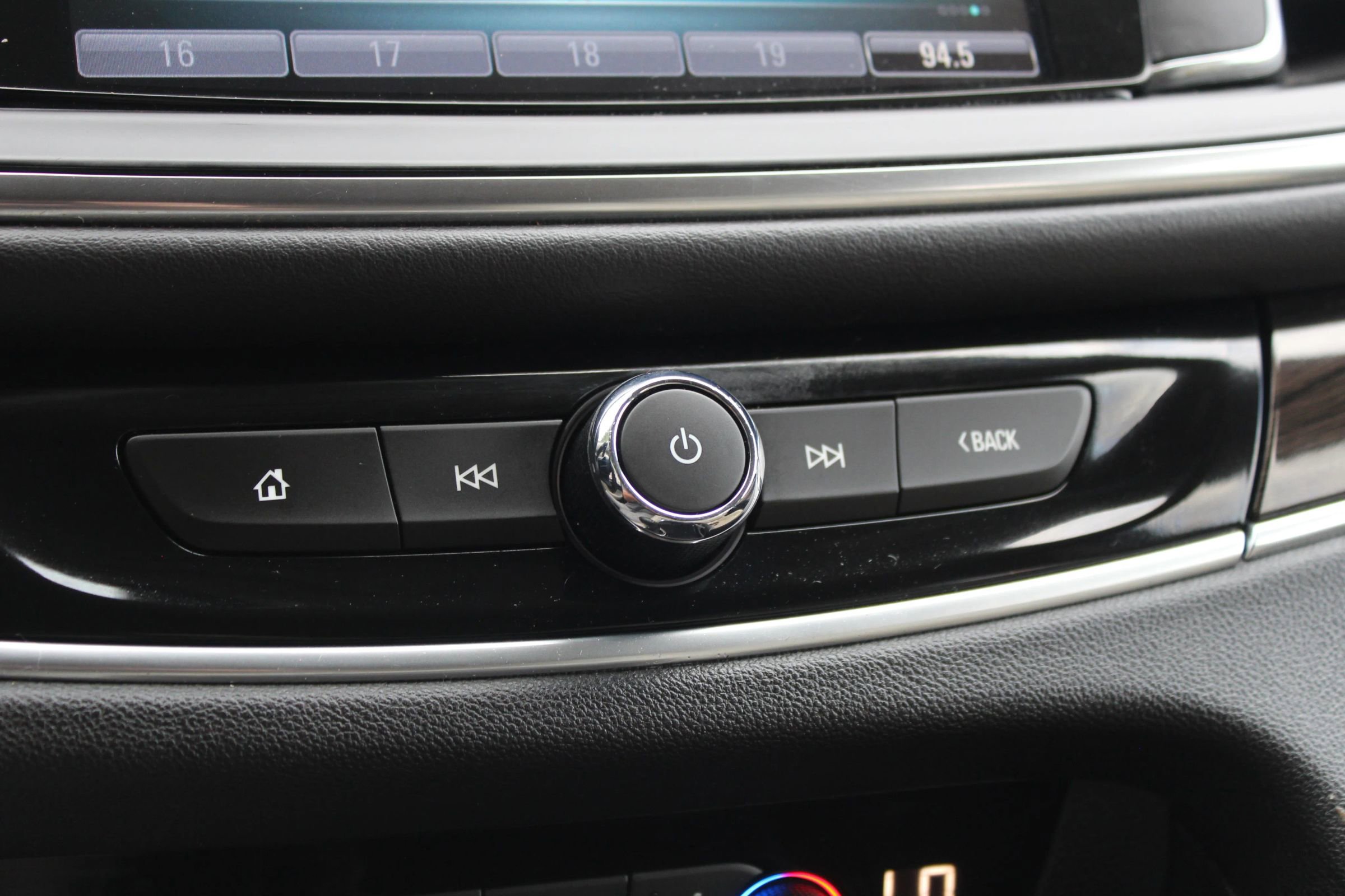 Used 2019 Buick Enclave Essence image 37