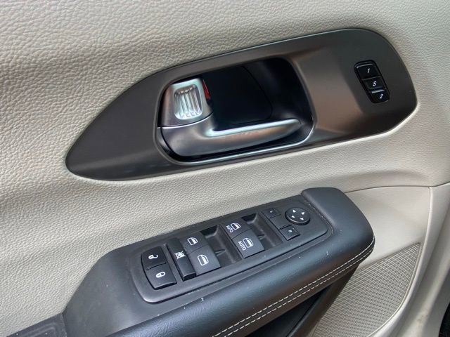 Used 2023 Chrysler Pacifica Touring-L image 18