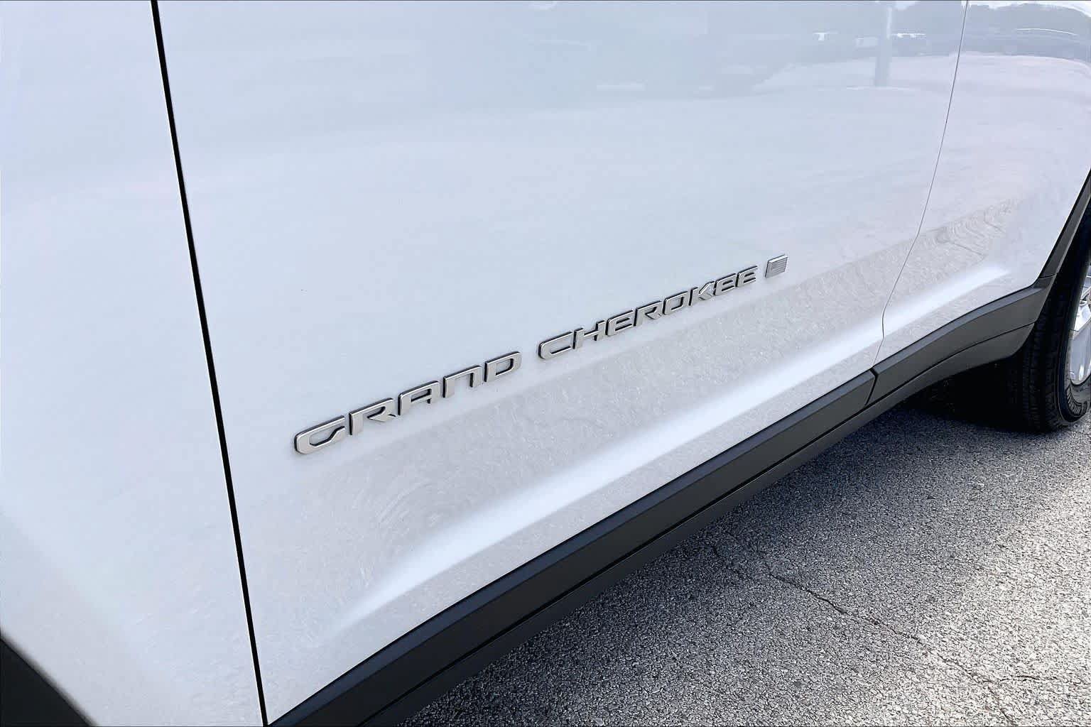 Used 2025 Jeep Grand Cherokee Laredo X AWD/4WD image 33