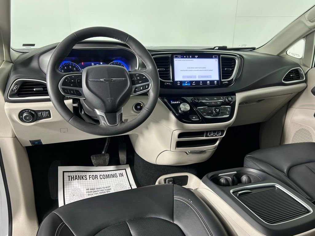 Used 2023 Chrysler Pacifica Touring-L image 18