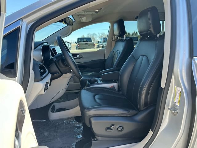 Used 2024 Chrysler Pacifica Touring-L FWD image 9