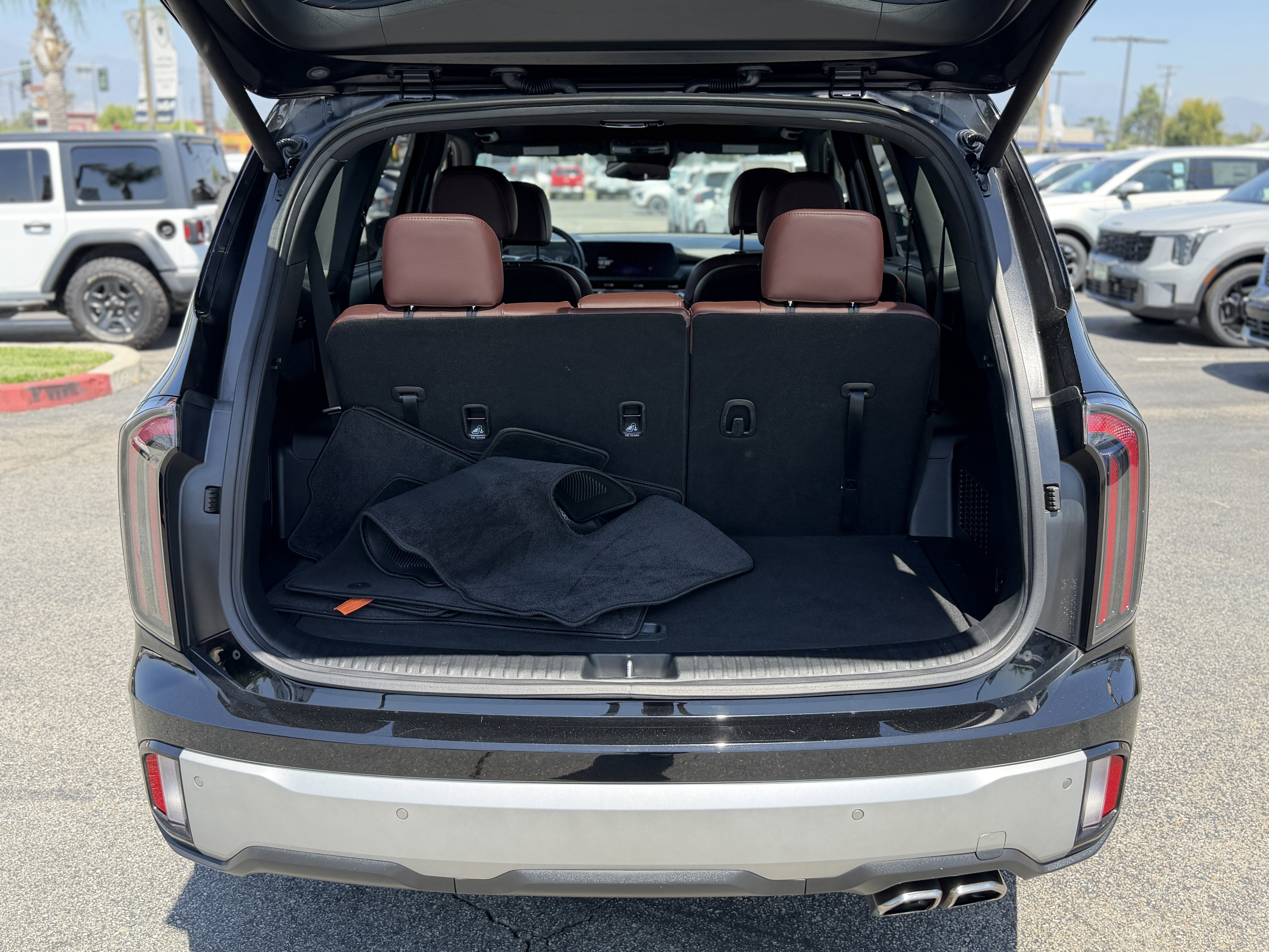 Used 2023 Kia Telluride EX w/ EX Captain's Chair Package image 10