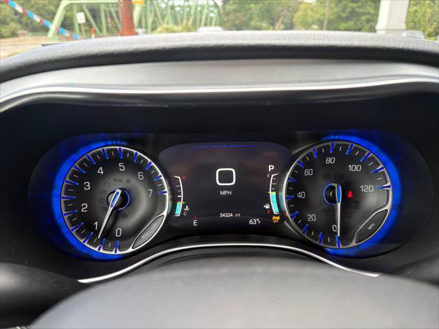 Certified 2025 Chrysler Pacifica Limited FWD image 22