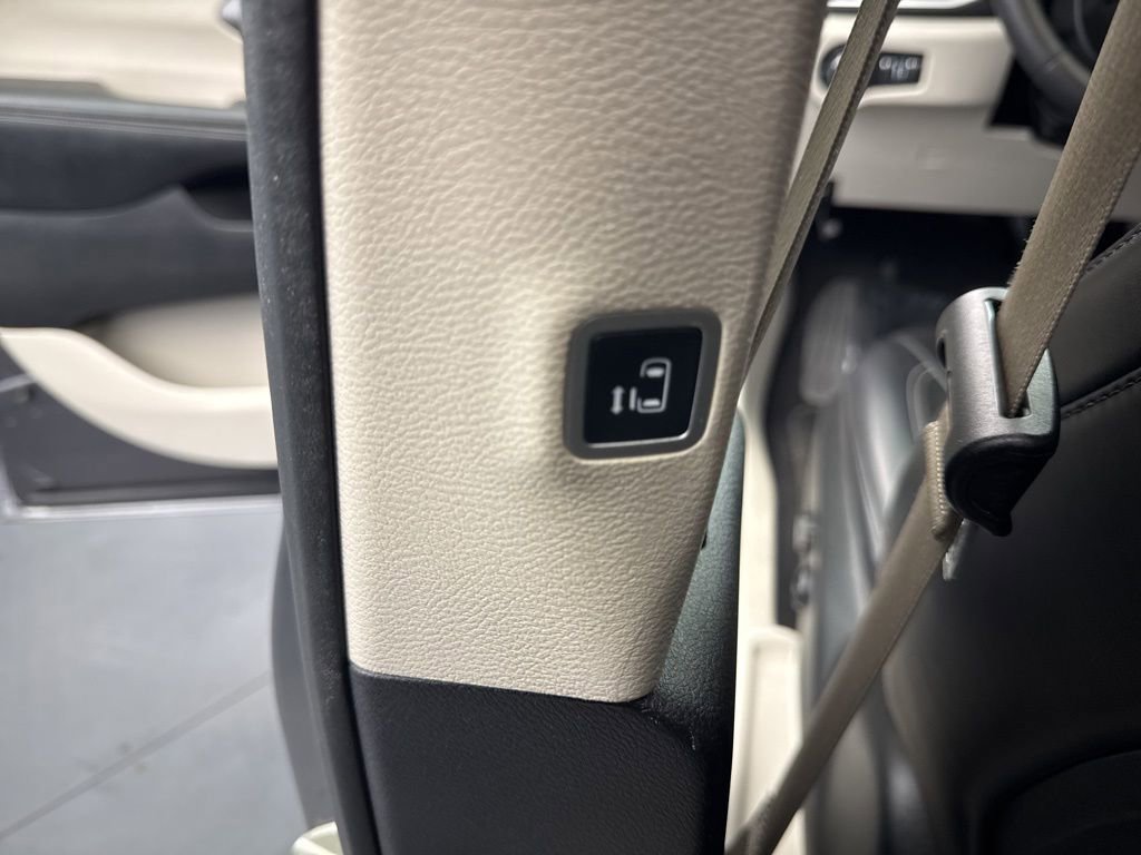 Used 2023 Chrysler Pacifica Touring-L FWD image 41