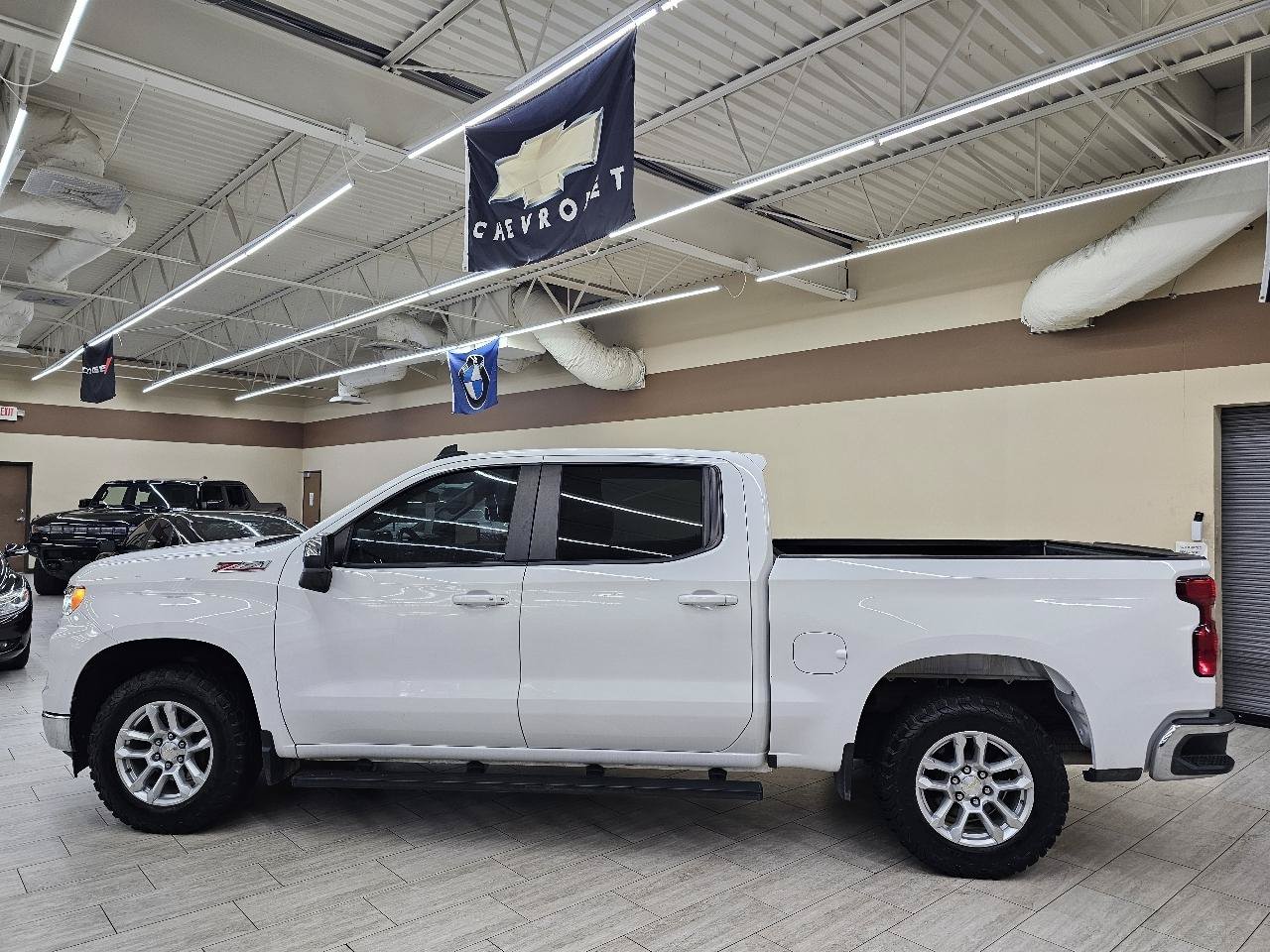 Used 2023 Chevrolet Silverado 1500 LT w/ Z71 Off-Road Package AWD/4WD image 9
