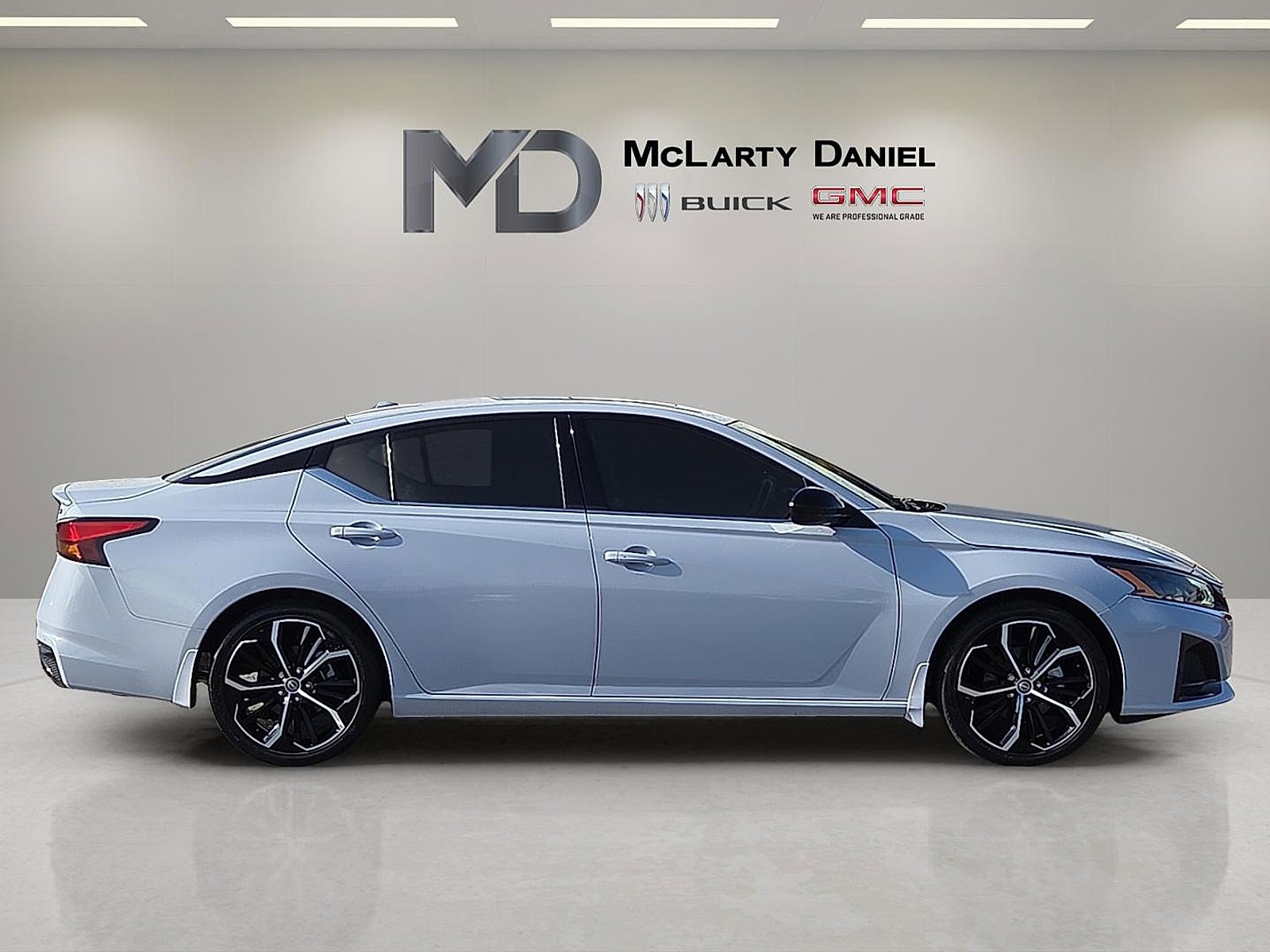 Used 2023 Nissan Altima 2.5 SR w/ SR Premium Package image 6