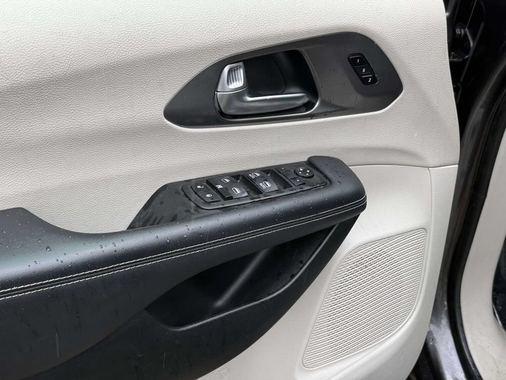 Used 2023 Chrysler Pacifica Touring-L FWD image 32