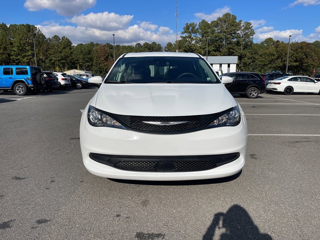 Used 2023 Chrysler Voyager LX image 3