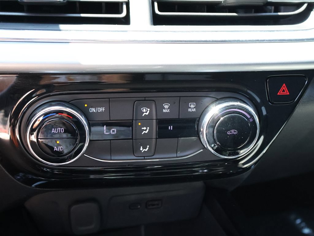 Used 2025 Chevrolet Trax LT FWD image 34