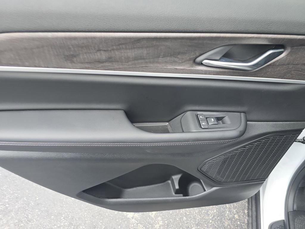 Used 2025 Jeep Grand Cherokee L Limited w/ Black Appearance Package image 11