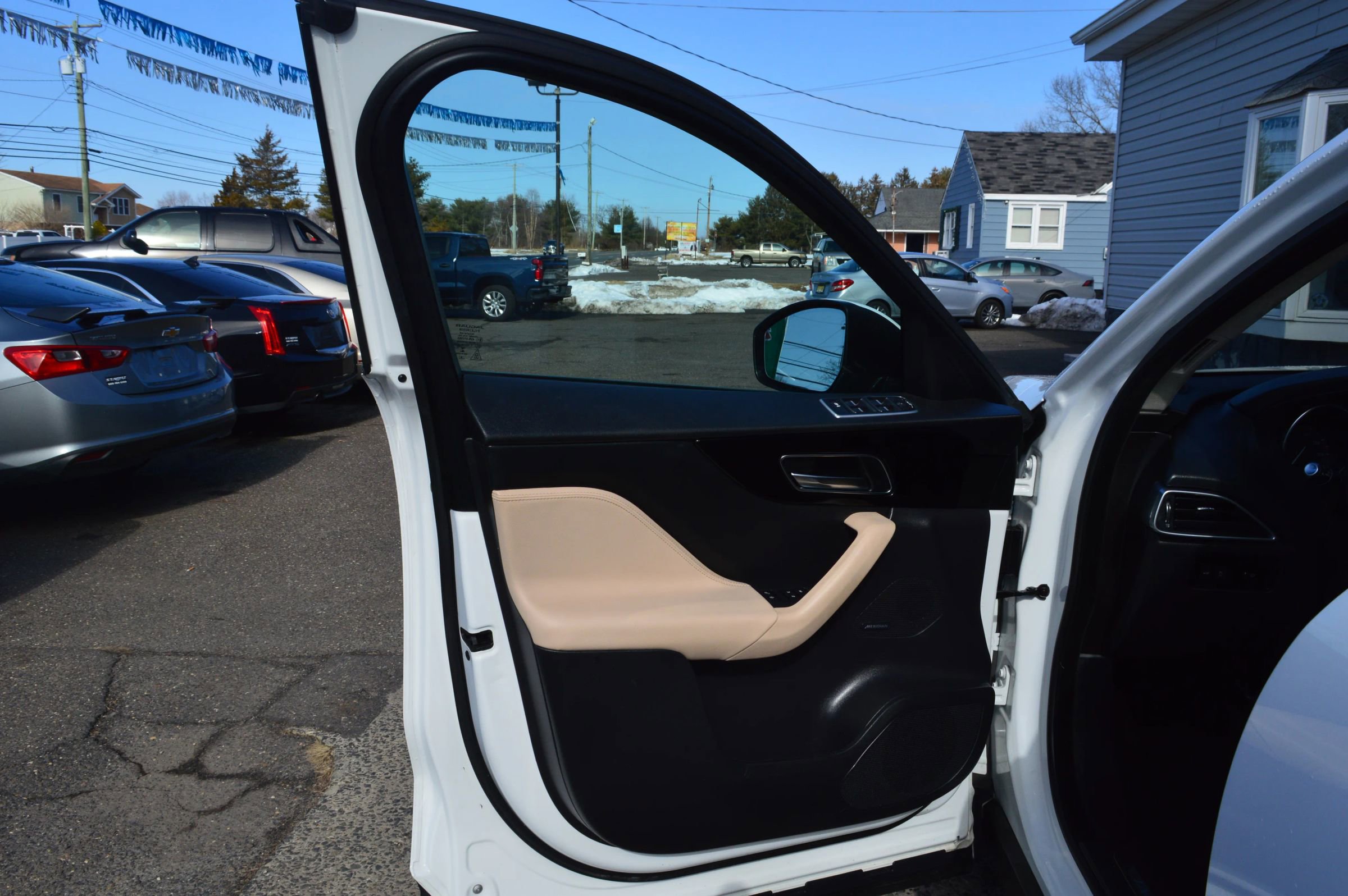 Used 2020 Jaguar F-PACE Premium image 26