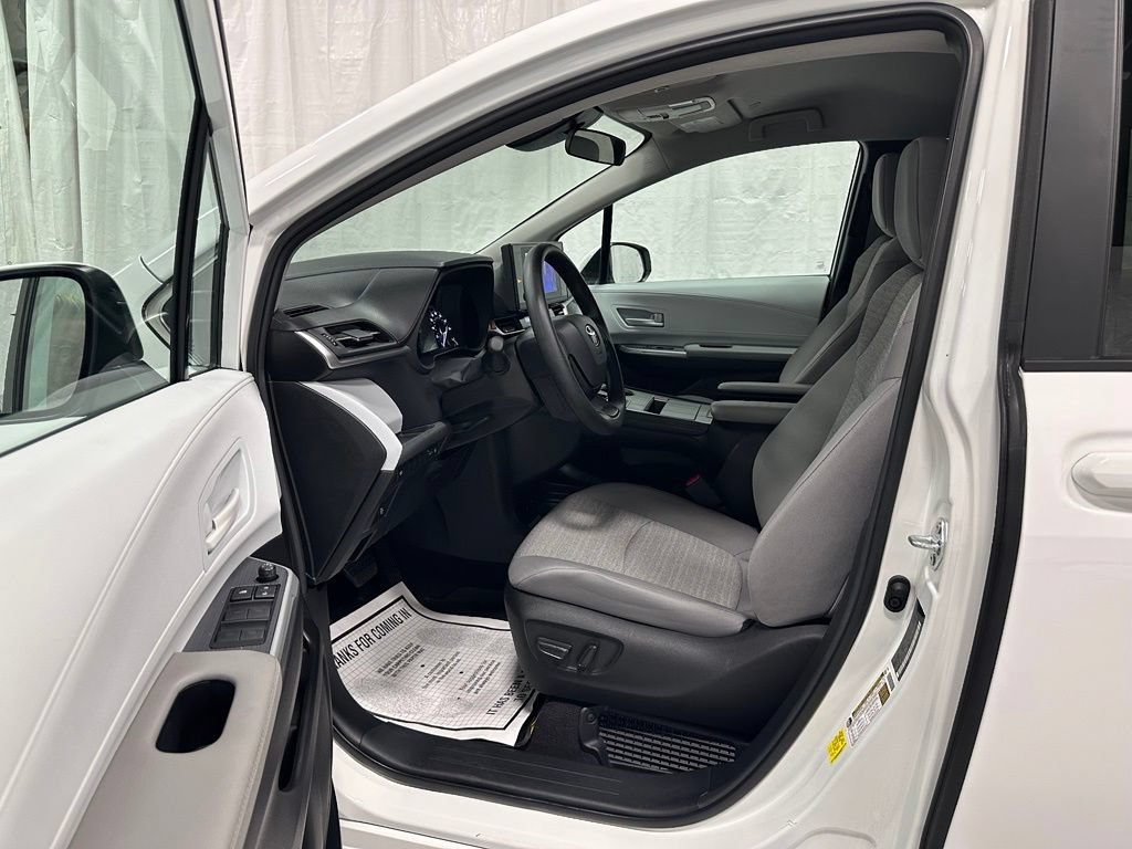 Used 2025 Toyota Sienna LE FWD image 10