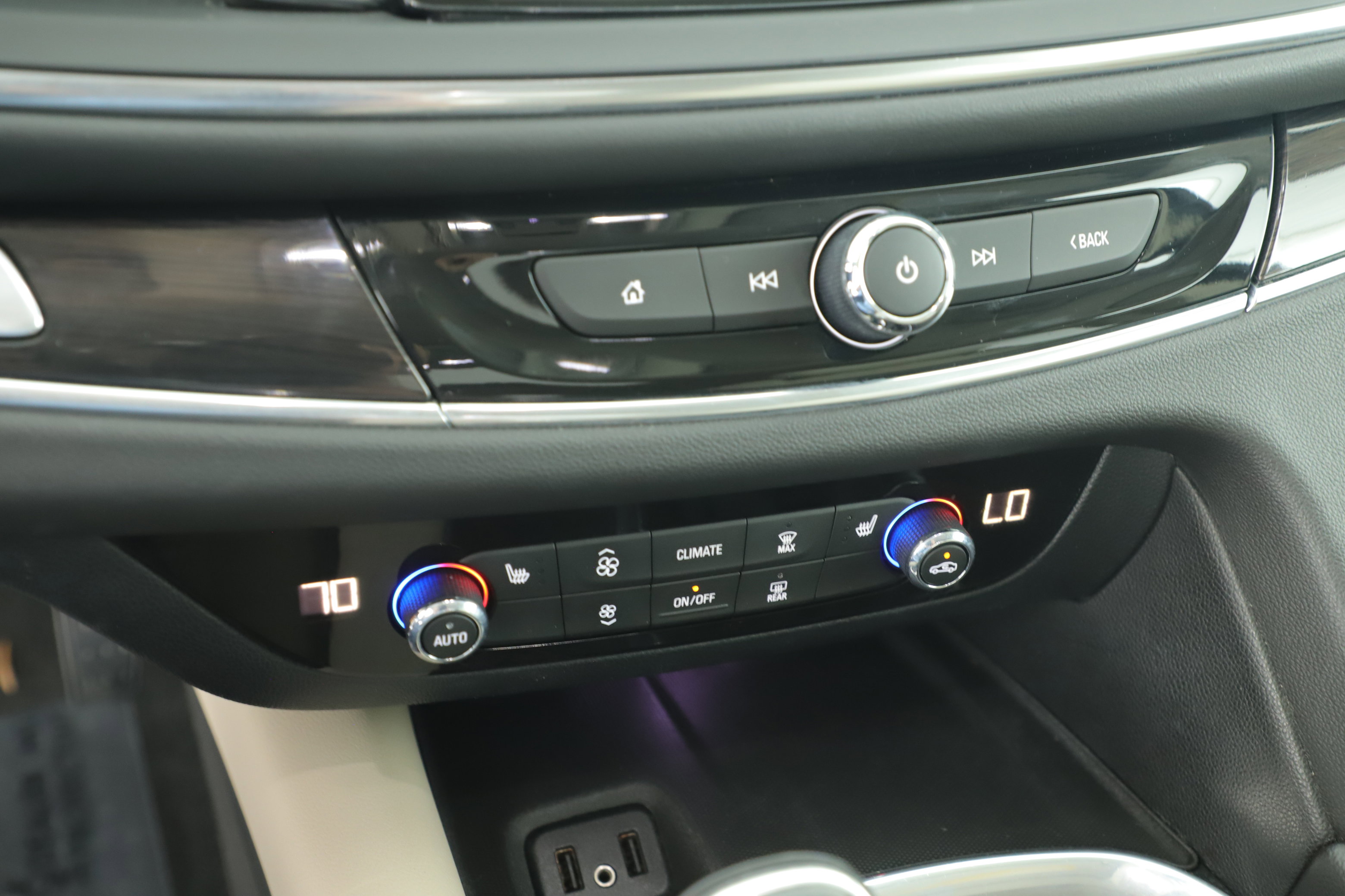 Used 2019 Buick Enclave Essence image 18