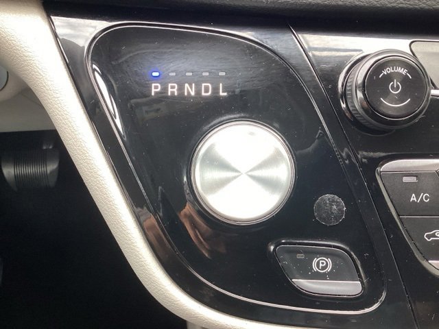 Used 2022 Chrysler Voyager LX image 28