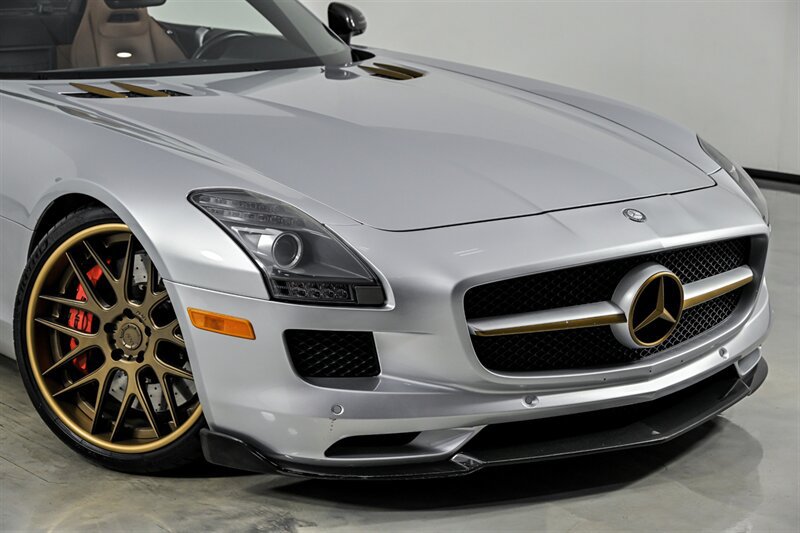 Used 2012 Mercedes-Benz SLS AMG Roadster image 2