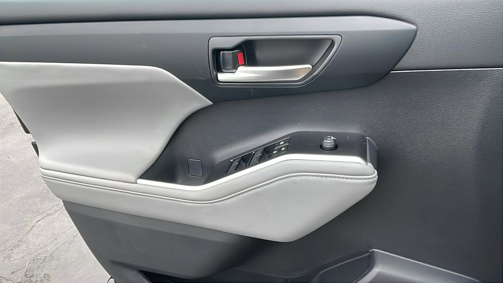 New 2026 Toyota Highlander XLE image 29