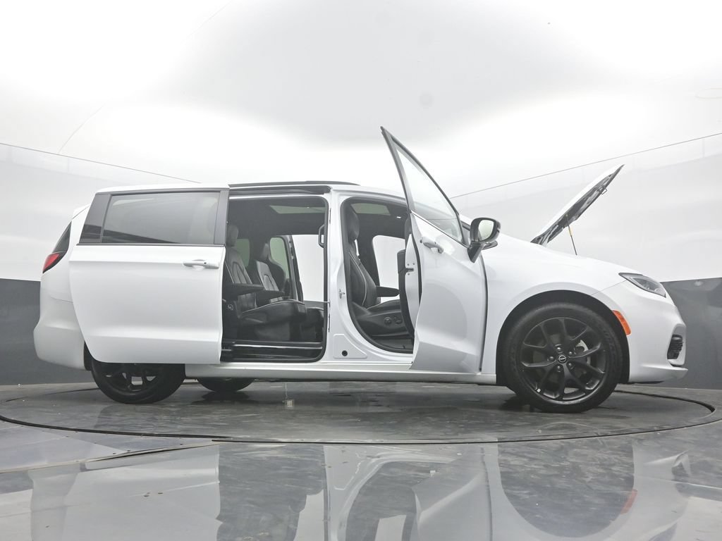 Used 2025 Chrysler Pacifica Limited FWD image 65