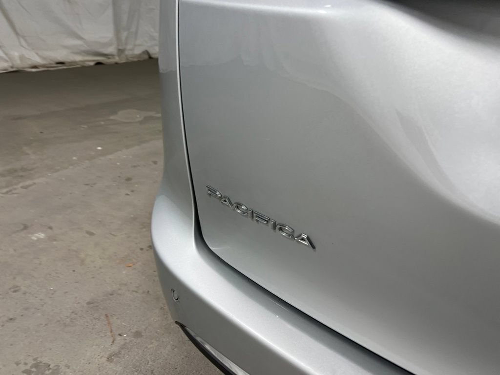 Used 2023 Chrysler Pacifica Touring-L FWD image 14