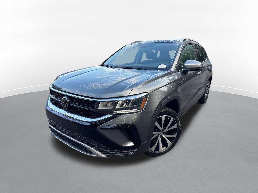 Used 2023 Volkswagen Taos SE w/ Panoramic Sunroof Package FWD image 2