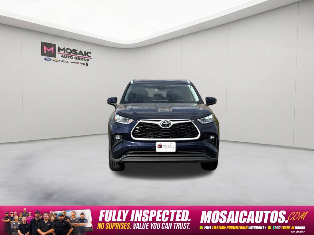 Used 2023 Toyota Highlander XLE AWD/4WD image 2