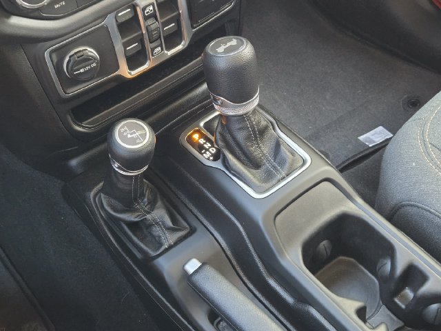 Used 2026 Jeep Wrangler Unlimited Sahara AWD/4WD image 26