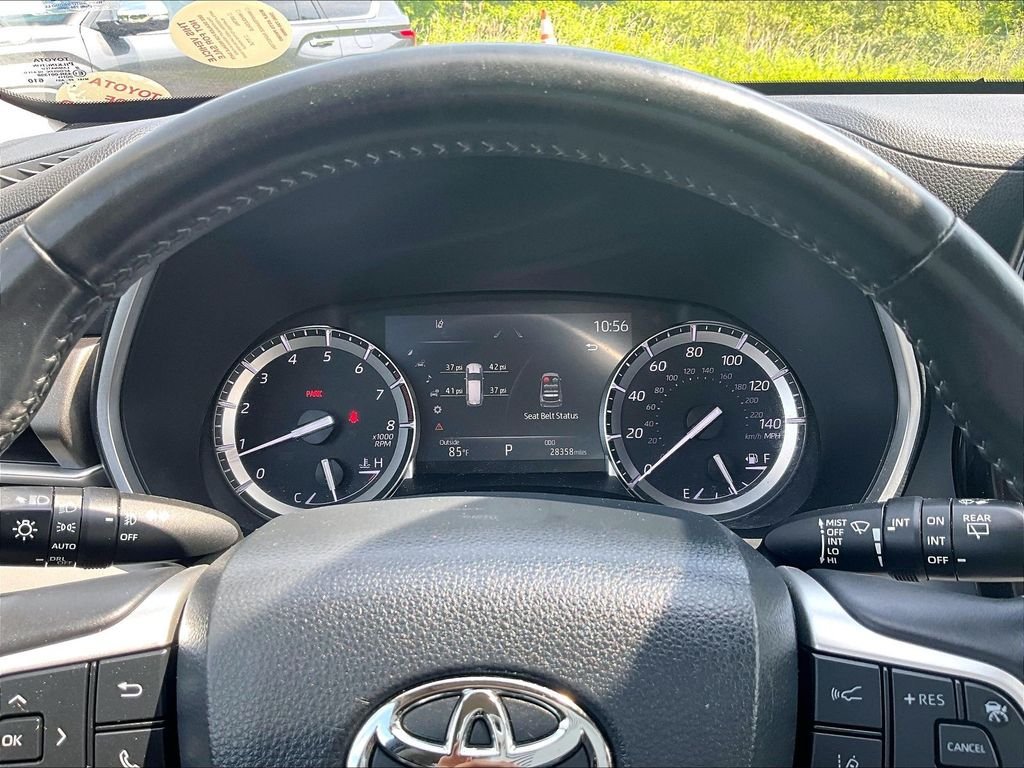 Used 2022 Toyota Highlander XLE AWD/4WD image 25