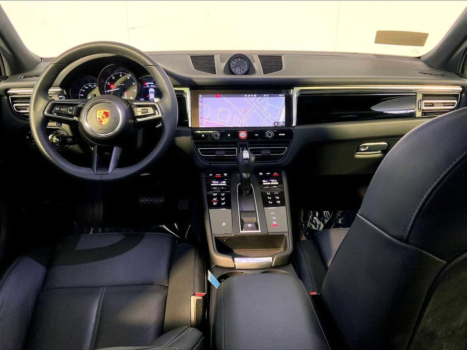 Certified 2025 Porsche Macan image 14