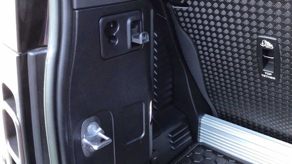 Used 2023 Land Rover Defender 90 SE image 12