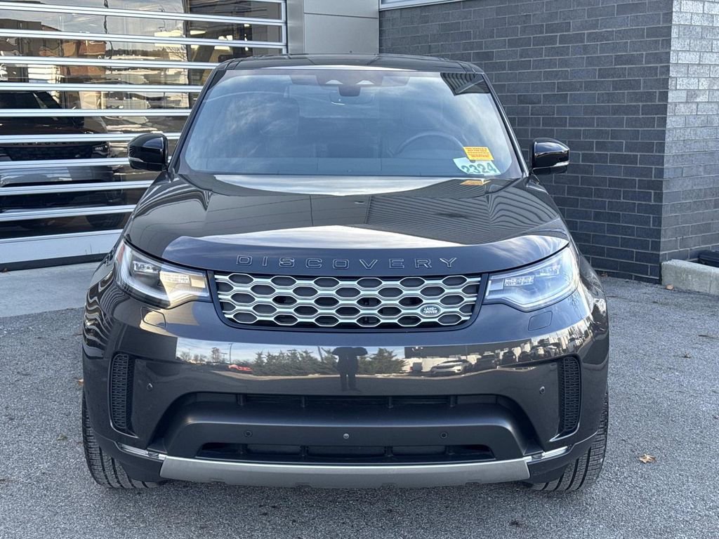 Used 2025 Land Rover Discovery S image 2