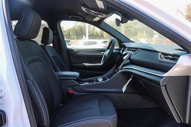 New 2025 Jeep Grand Cherokee Laredo image 17