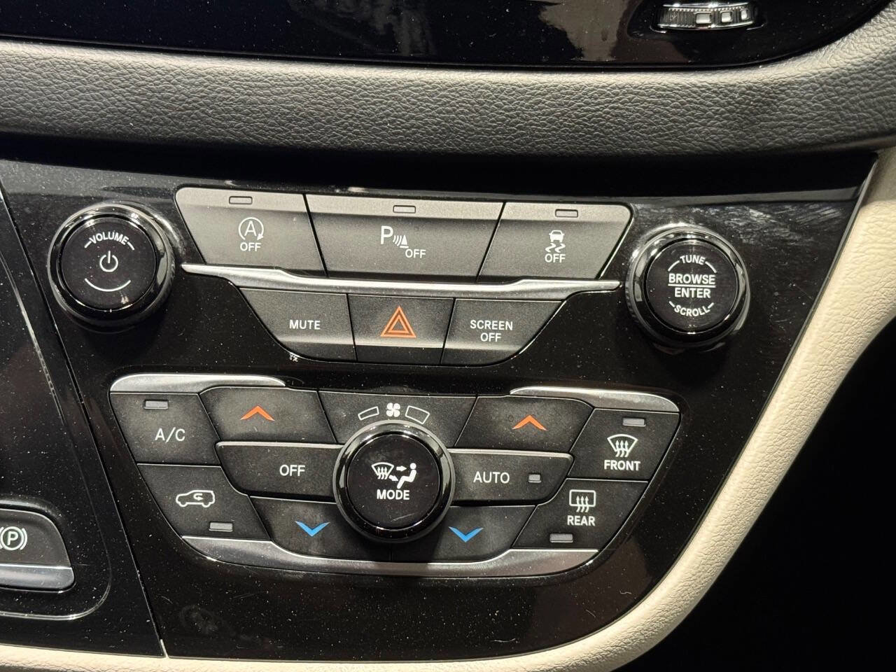 Used 2018 Chrysler Pacifica Touring-L FWD image 30