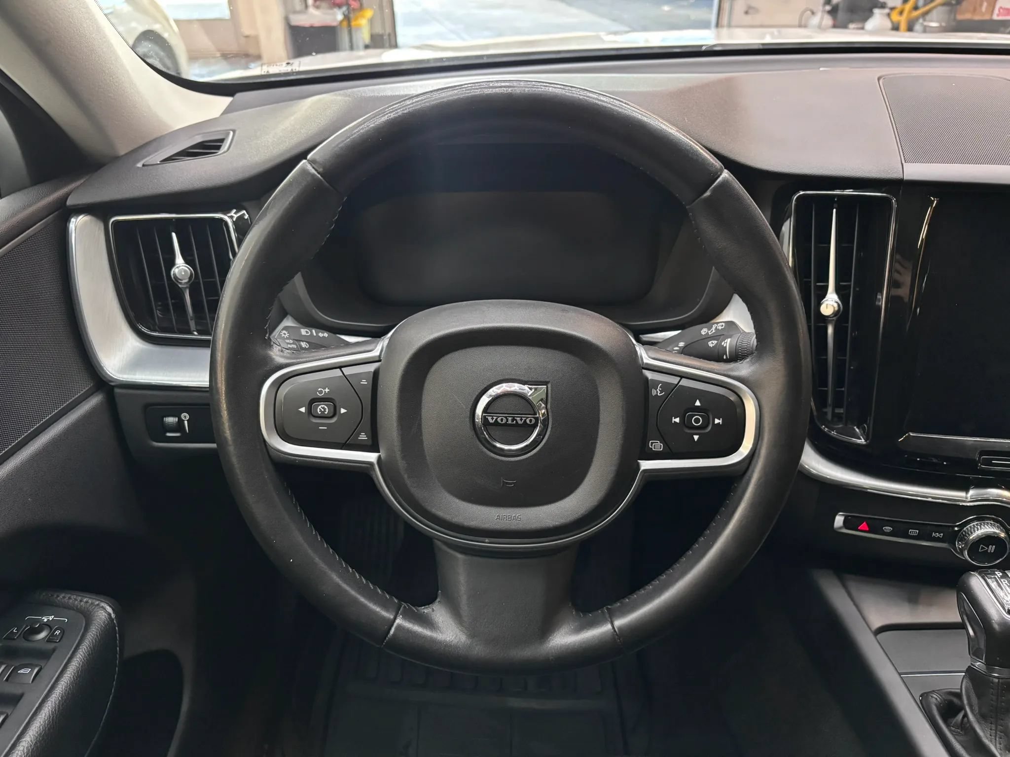 Used 2018 Volvo XC60 T6 Momentum w/ Vision Package AWD/4WD image 13