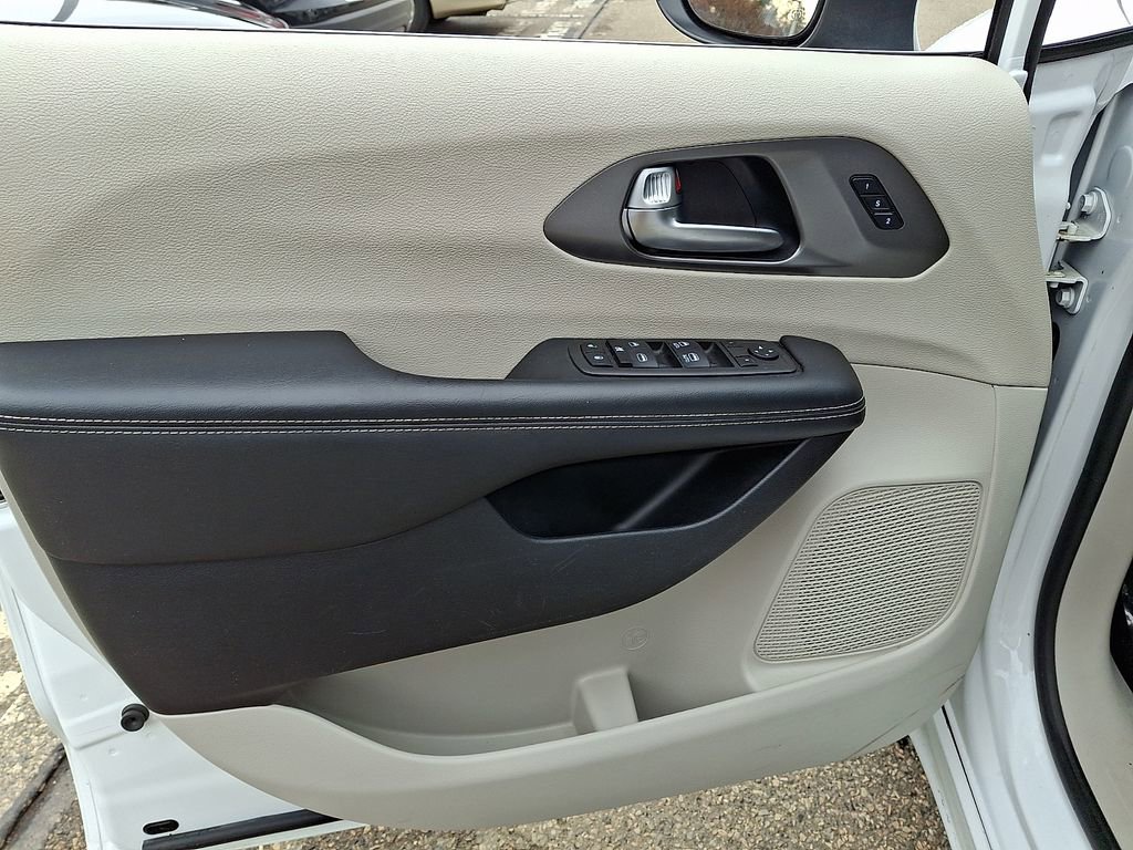 Used 2023 Chrysler Pacifica Touring-L image 15