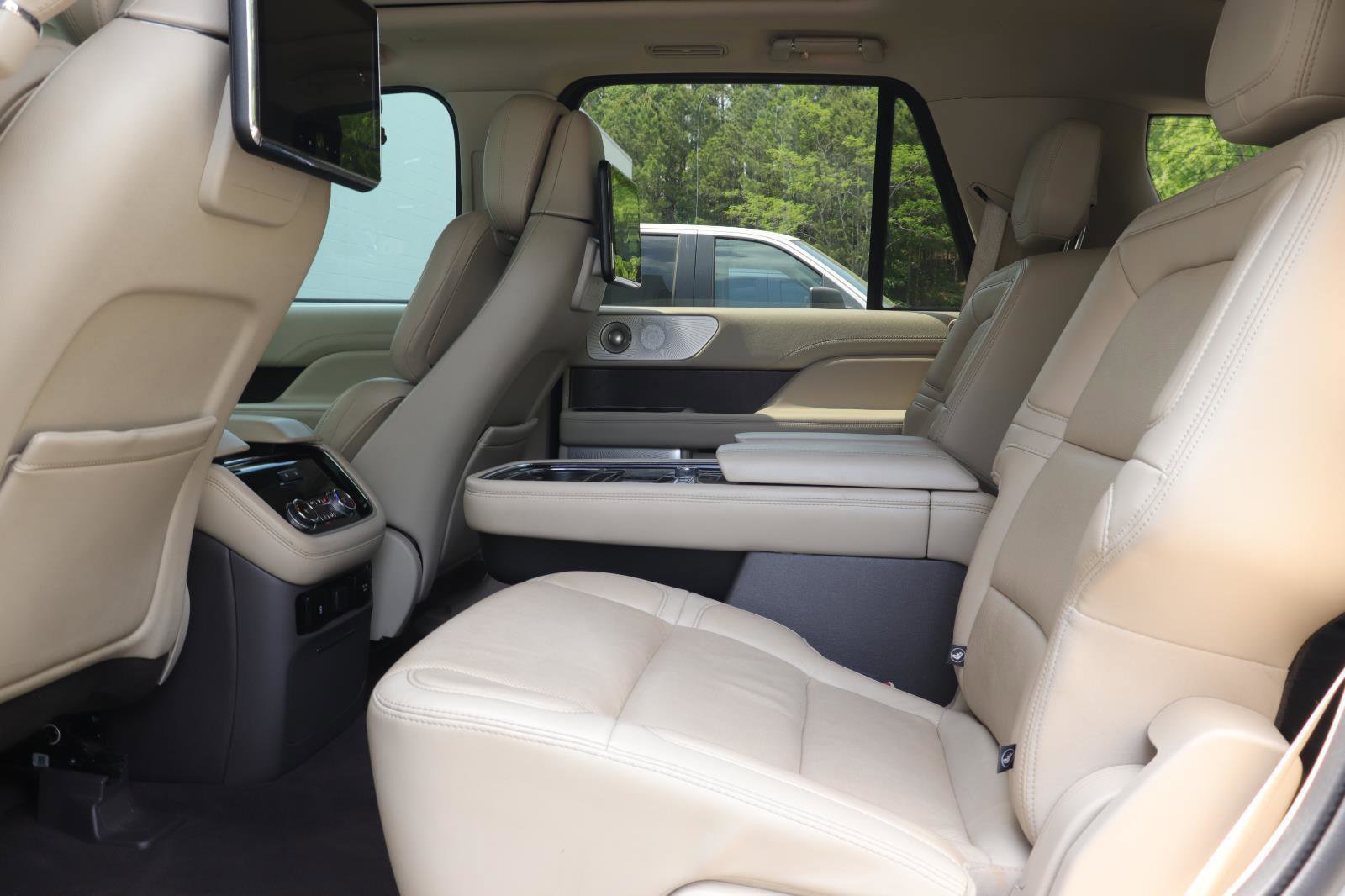 Used 2020 Lincoln Navigator Reserve w/ Luxury Package image 12